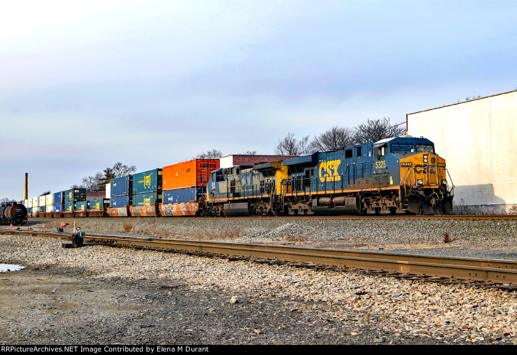 CSX 5325 on I-158